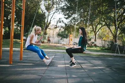 Tránh xa những phiền nhiễu có thể ảnh hưởng đến cuộc trò chuyện của bạn. (Nguồn: Internet)
