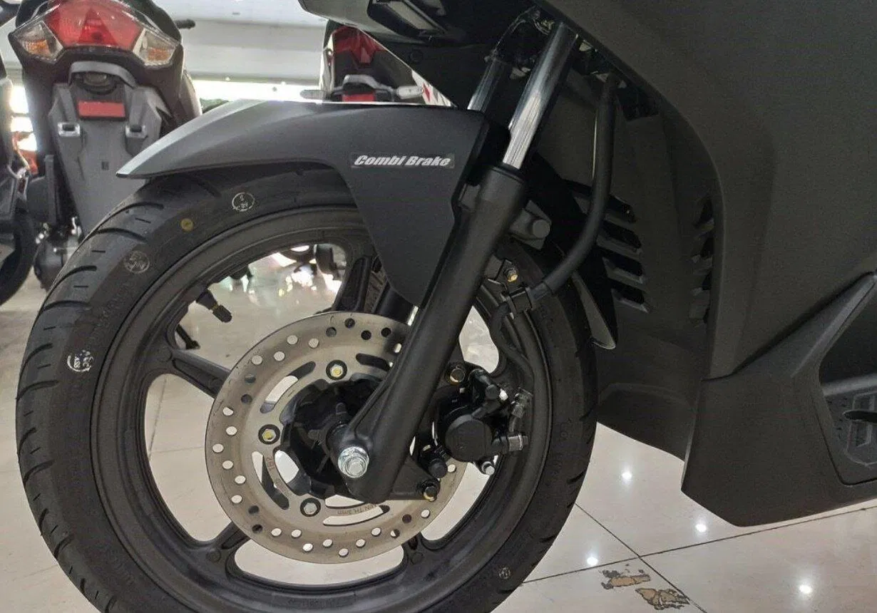 Honda Air Blade đã được nhà sản xuất bổ sung hệ thống phanh Combi Brake System (CBS), cho phép đồng bộ phanh trước sau - nguồn: internet Honda Air Blade đã được nhà sản xuất bổ sung hệ thống phanh Combi Brake System (CBS), cho phép đồng bộ phanh trước sau - nguồn: internet