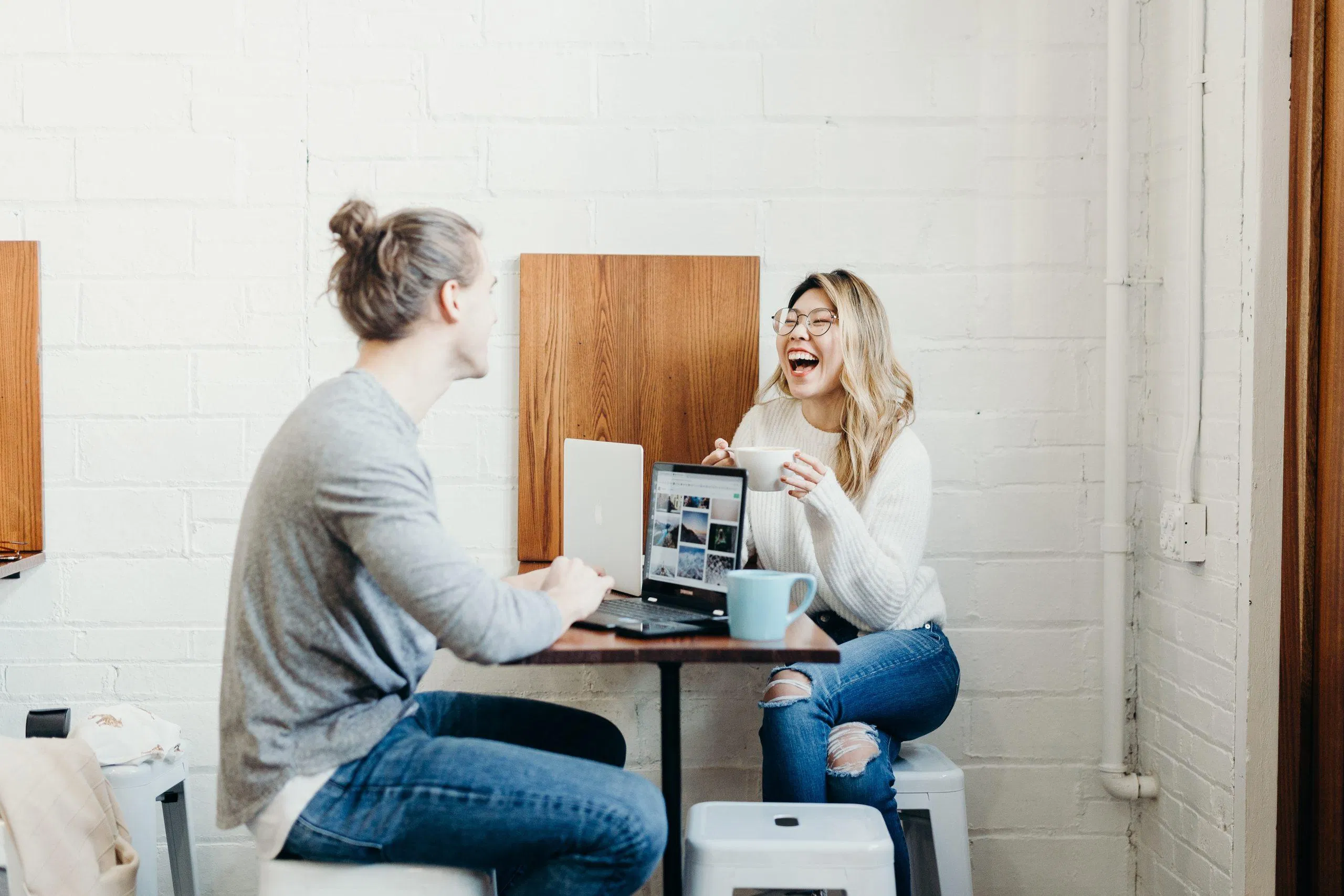 Sự tò mò giúp bạn kết nối sâu hơn với người nói. (Nguồn: Internet)
