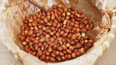 Lạc rang muối giòn ngon, ăn cực bắt cơm