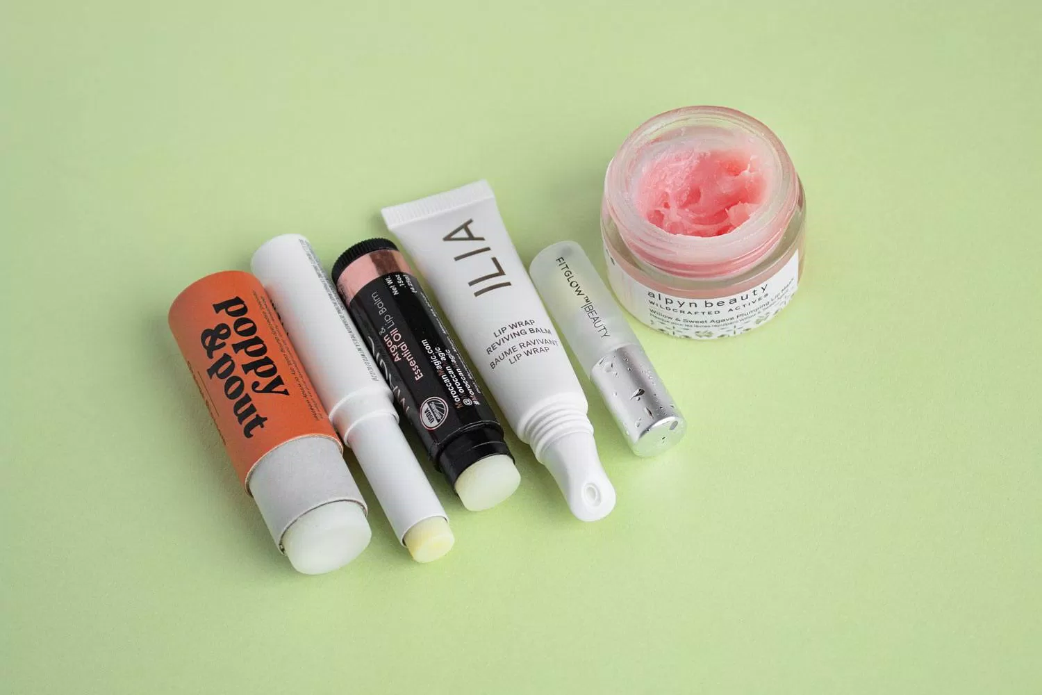 Sử dụng các loại dưỡng môi - nguồn: internet Sử dụng các loại dưỡng môi - nguồn: internet