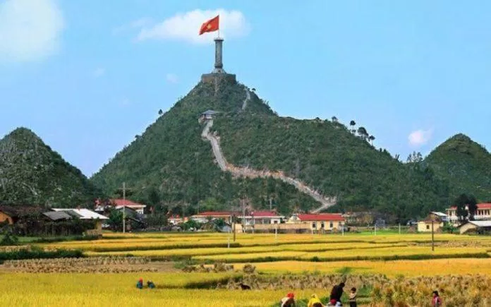 Biểu tượng cột cờ Mai Châu (Ảnh: Internet) Biểu tượng cột cờ Mai Châu (Ảnh: Internet)