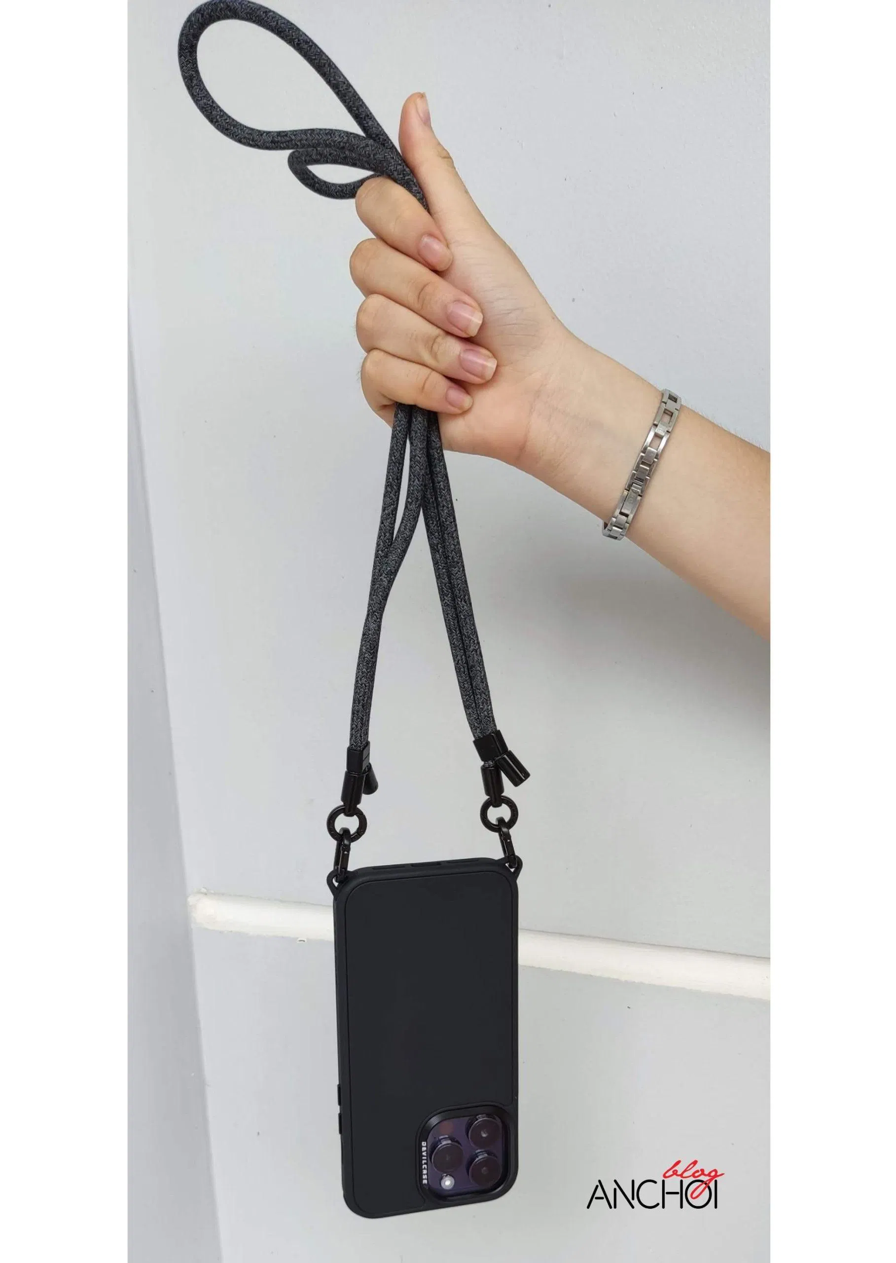 Thiết kế kèm dây đeo tiện lợi và thời trang chỉ có ở Devilcase Pro 2. Ảnh: BlogAnChoi