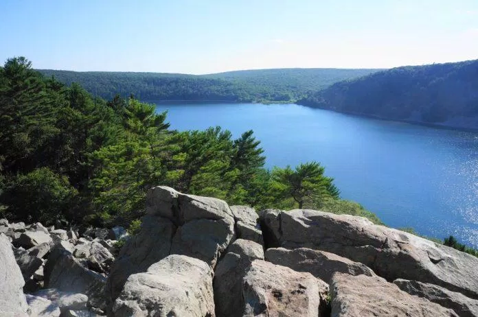 Devil's Lake State Park - nguồn: Internet Du lịch ở tiểu bang Wisconsin nước Mỹ: Kỳ nghỉ thần tiên tại thiên đường tươi đẹp Bãi biển Geneva Lake Du lịch Đảo Door County Đèo Kettle Moraine Great River Road hấp dẫn khám phá Lambeau Field Madison Milwaukee nổi tiếng Top 10 wisconsin