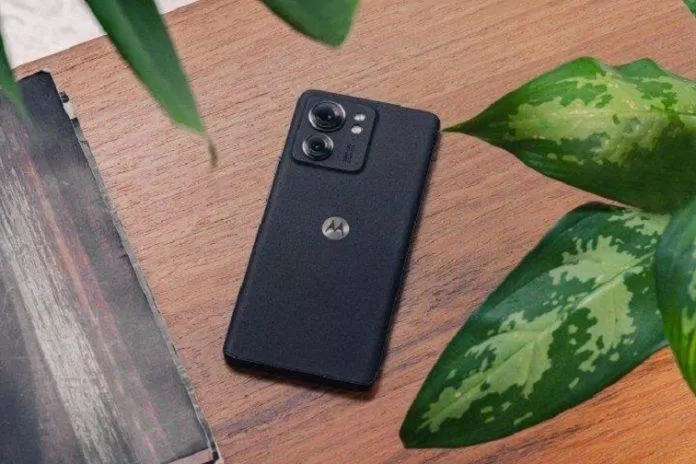 Điện thoại Motorola Edge (2023) màu đen (Ảnh: Internet)