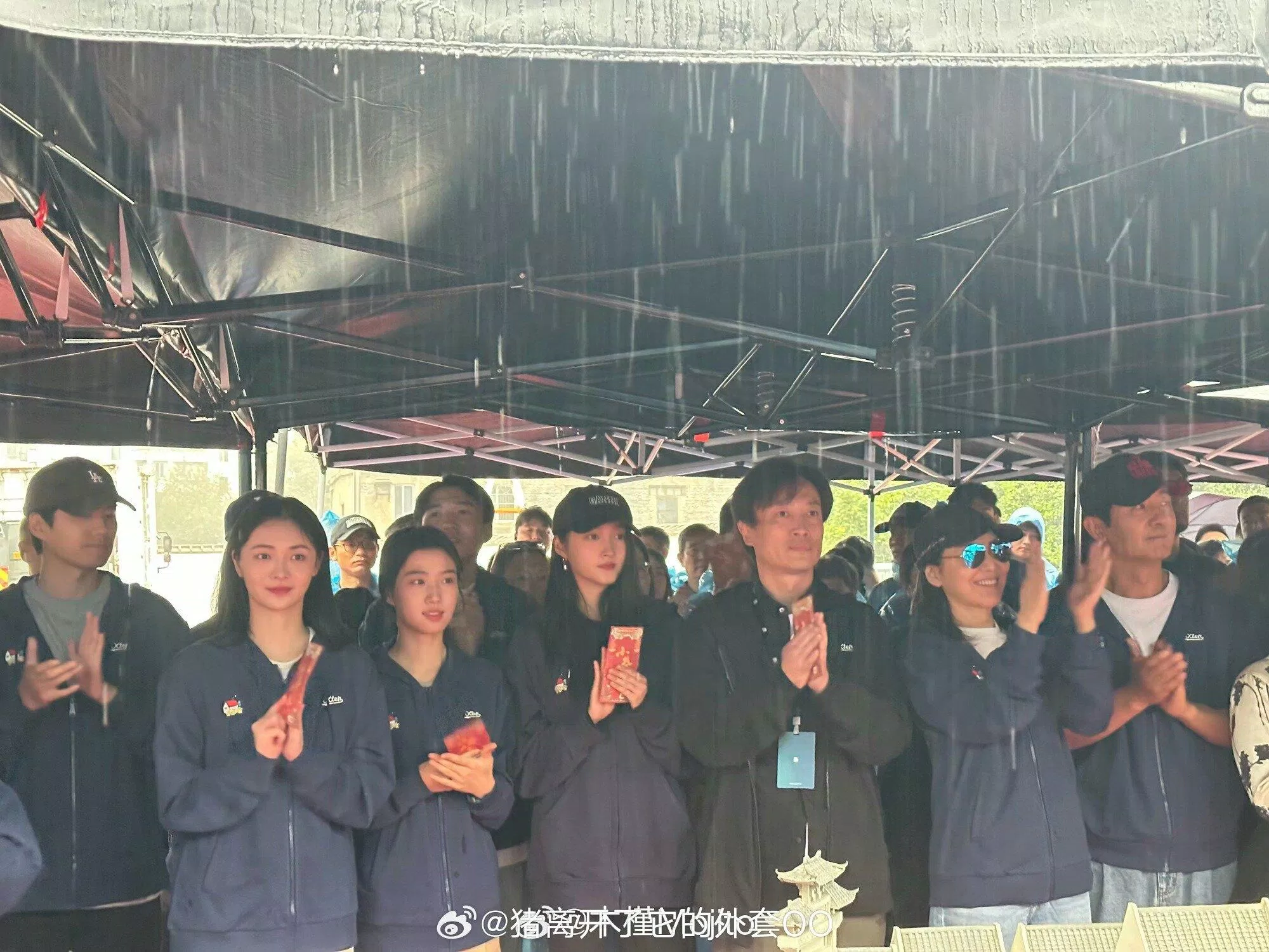 Đoàn phim Tiểu Hạng Nhân Gia khai máy ngày 11/10/2023 trong thời tiết mưa gió (Nguồn: internet) Đoàn phim Tiểu Hạng Nhân Gia khai máy ngày 11/10/2023 trong thời tiết mưa gió (Nguồn: internet)