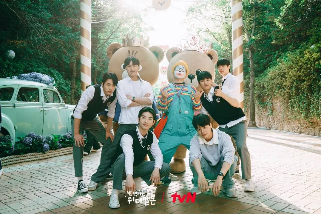 Ha Eun Gyeol bất ngờ quay về quá khứ, gặp lại ba mẹ khi họ còn là học sinh trung học. (Nguồn: Internet)