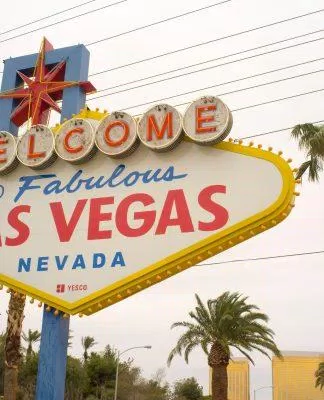 Tấm biển “Chào mừng đến với Las Vegas tuyệt vời” là thứ bạn không nên bỏ lỡ. (Nguồn: Internet)