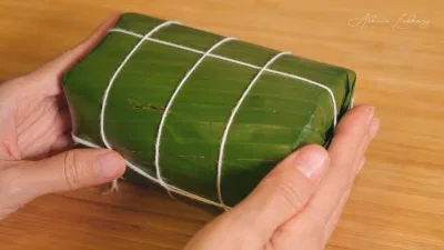 Khéo léo gói giò bì heo (Ảnh: Facebook)