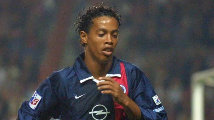Ronaldinho thời còn khoác áo PSG (Ảnh: Internet) Ronaldinho thời còn khoác áo PSG (Ảnh: Internet)