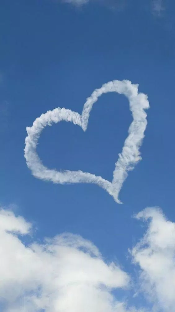 Hình nền trái tim bầu trời (Nguồn: internet)