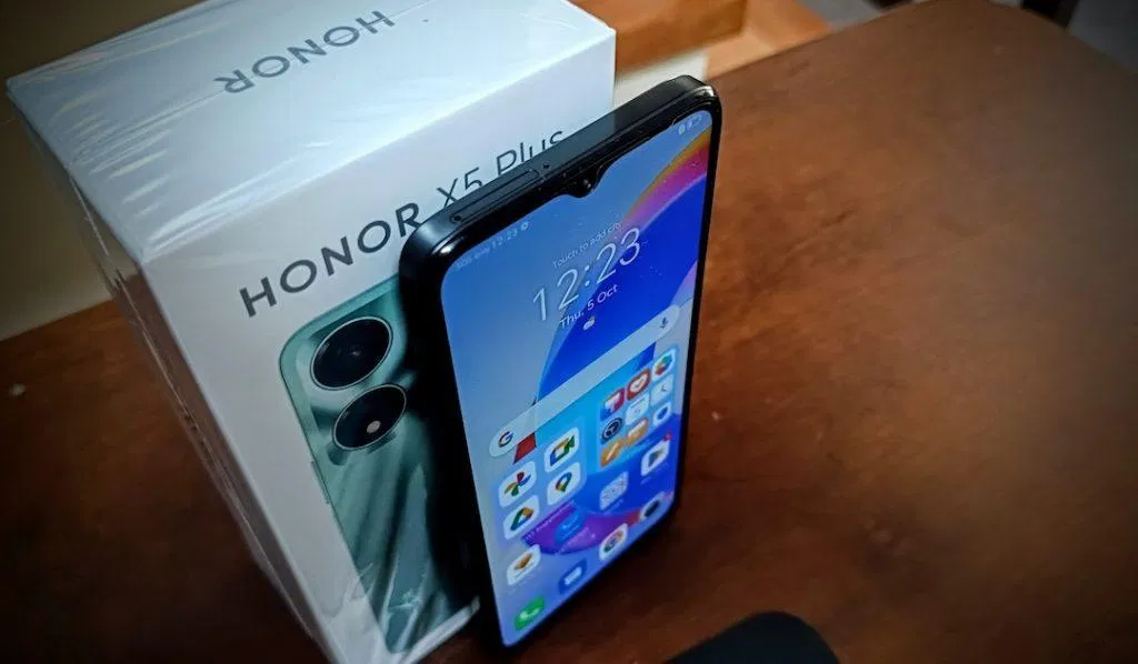 Khi nhìn ở góc nghiêng, màn hình của Honor X5 Plus có cảm cháy và bị mất màu (Ảnh: Internet)