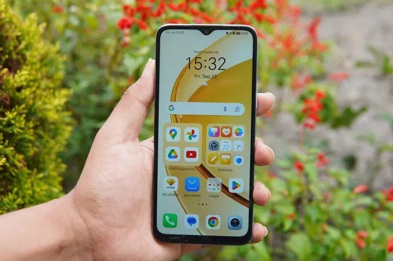 Mặt trước của Honor X5 Plus có thiết kế hình giọt nước quen thuộc (Ảnh: Internet)