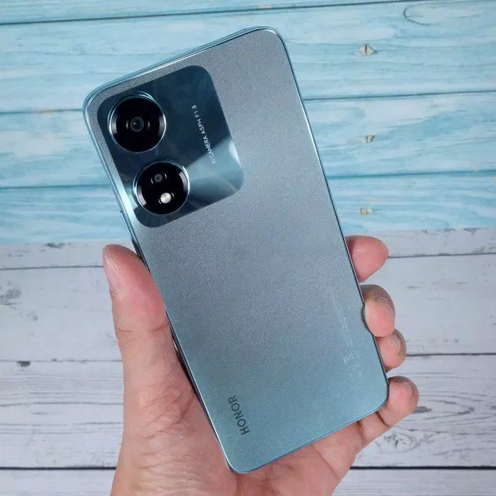 Cảm giác khi cầm nắm Honor X5 Plus khá thoải mái và chắc chắn (Ảnh: Internet)