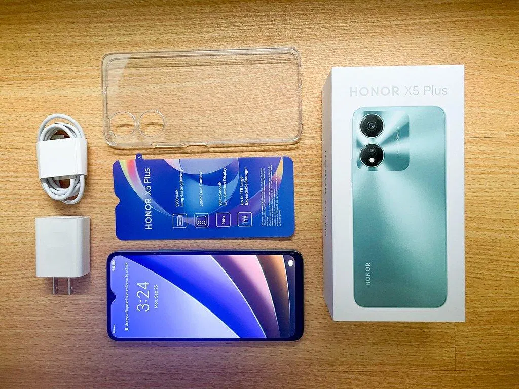 Trong hộp Honor X5 Plus bao gồm: củ sạc, cáp sạc, que chọc sim, sách hướng dẫn sử dụng, ốp lưng dẻo trong suốt, miếng dán màn hình (Ảnh: Internet)