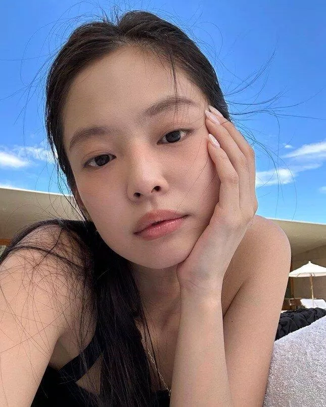 Jennie lại mang cho mình đặc điểm má bánh bao và mũi thấp chính vì thế cô nàng cũng tạo nên được một "làn sóng mới" về cái đẹp cho ngành công nghiệp Kpop.