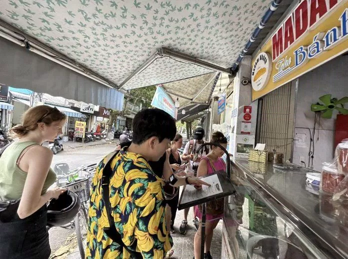 Tiệm bánh mì Madam Khanh đông đúc khách quốc tế đến mua - Nguồn internet Tiệm bánh mì Madam Khanh đông đúc khách quốc tế đến mua - Nguồn internet