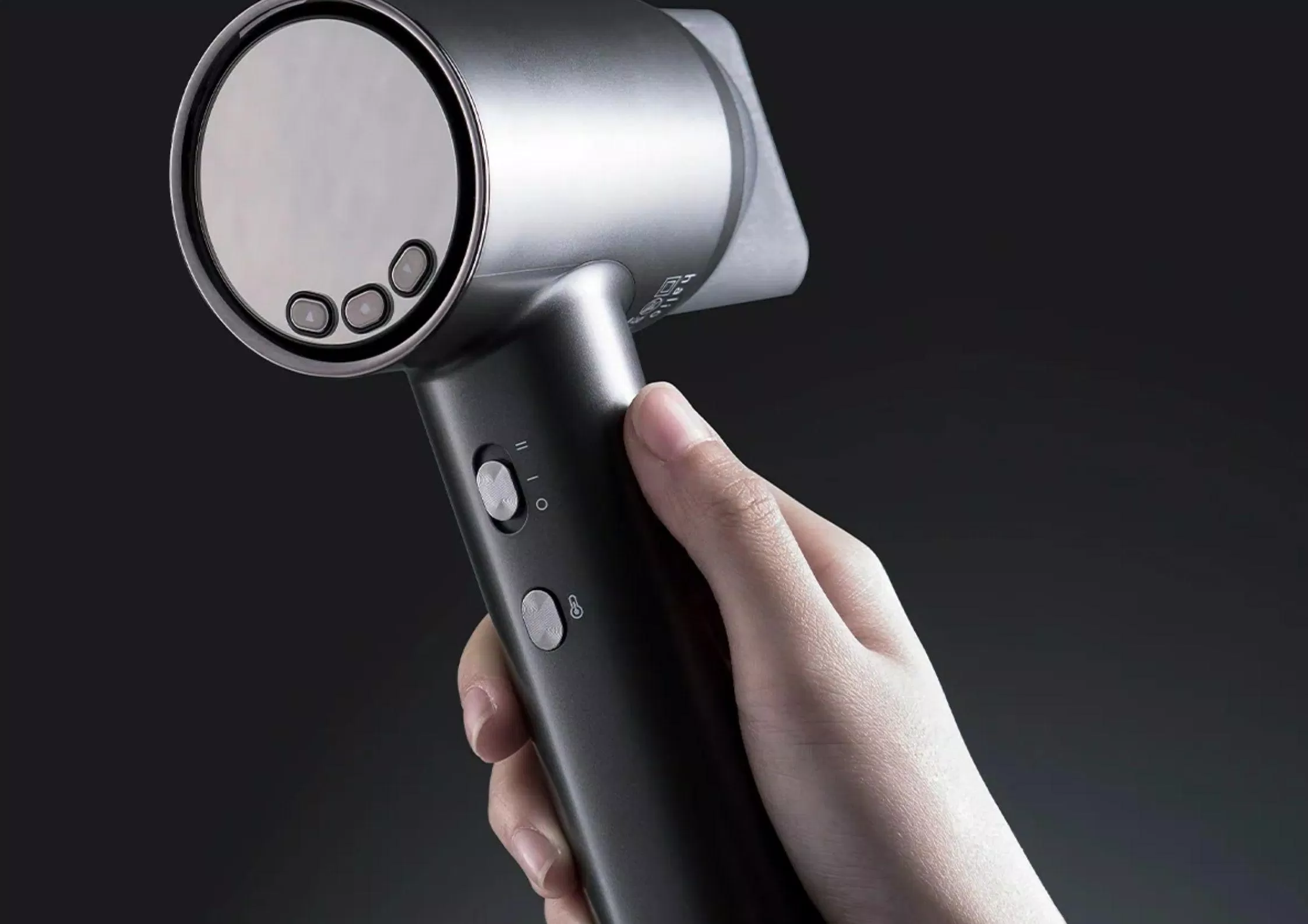 Các nút ấn được bố trí trên tay cầm và màng hình LCD của máy sấy tóc Halio Hypersonic Hair Dryer (Ảnh: Internet).