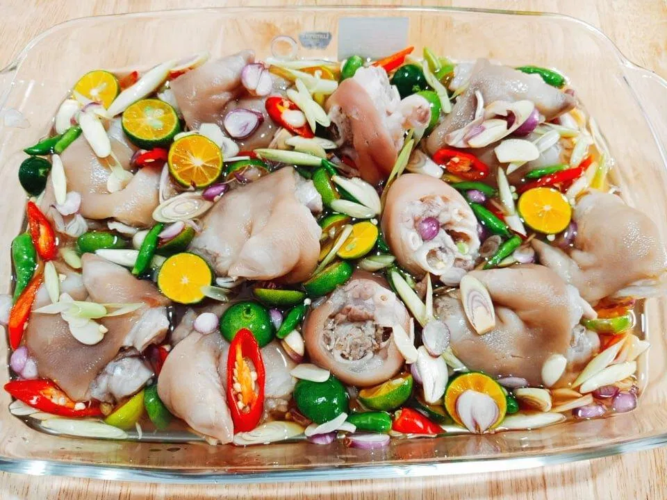 Móng giò ngâm mắm thái