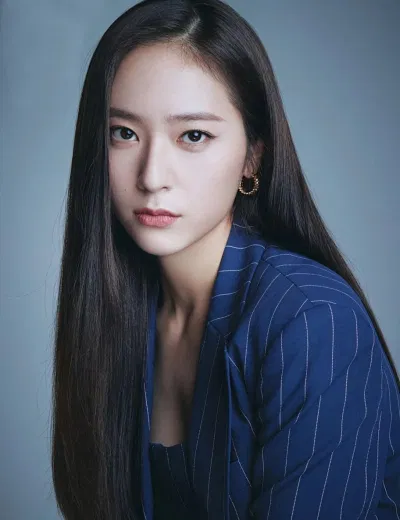 Krystal luôn sang chảnh thần thái kiêu kì mỗi khi xuất hiện trước ống kính (Ảnh : Internet).
