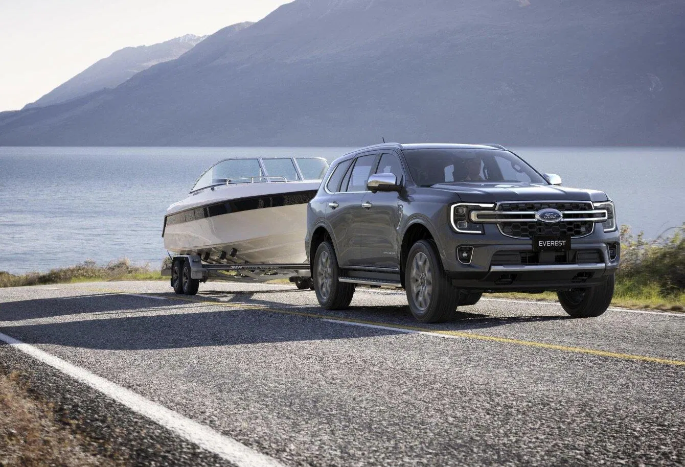 Nhà sản xuất cho biết xe Everest 2023 được tăng kích thước để tạo dáng vẻ cơ bắp mạnh mẽ hơn, đồng thời mở rộng khoang lái hơn - nguồn internet. Nhà sản xuất cho biết xe Everest 2023 được tăng kích thước để tạo dáng vẻ cơ bắp mạnh mẽ hơn, đồng thời mở rộng khoang lái hơn - nguồn internet.