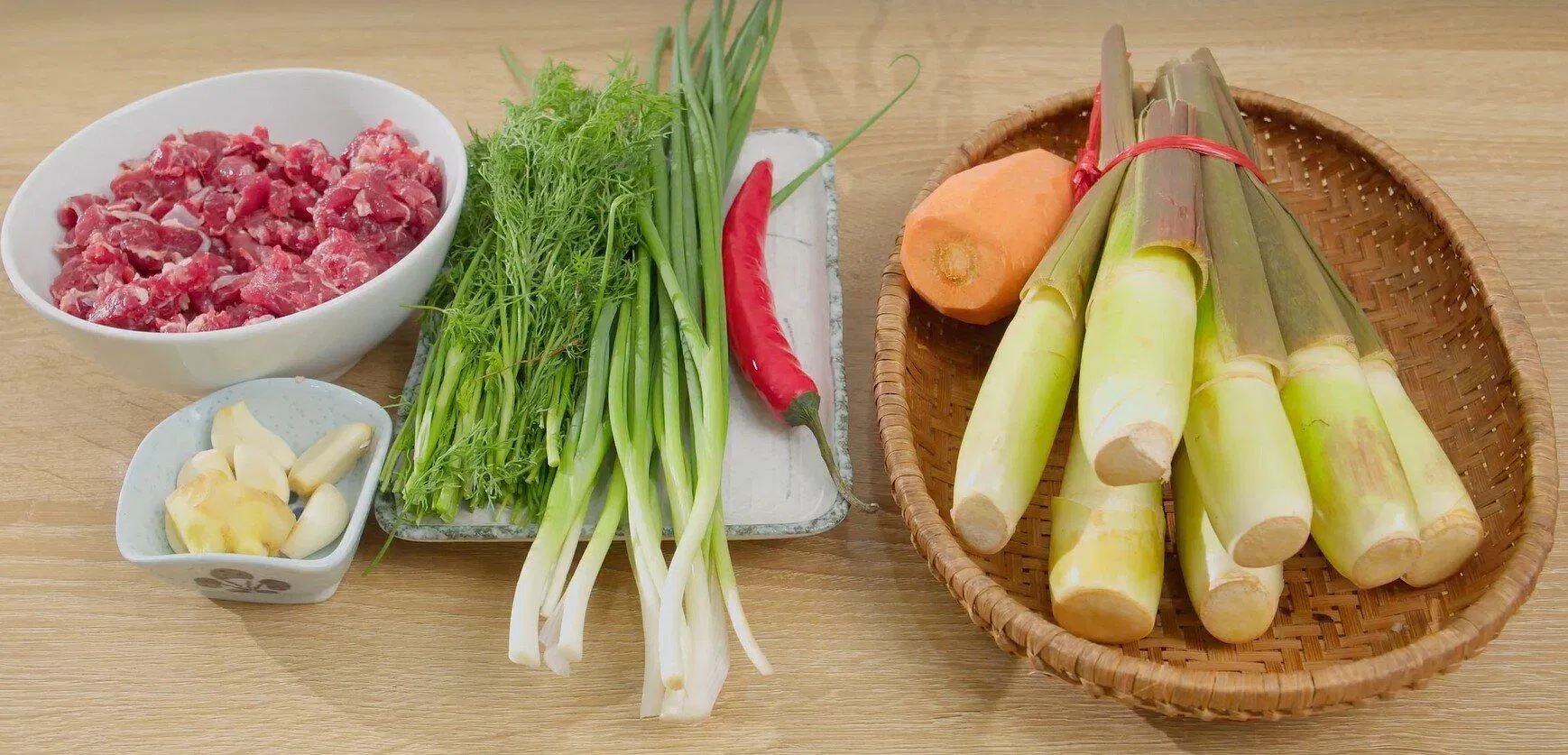 Nguyên liệu làm món củ niễng xào thịt bò.jpg