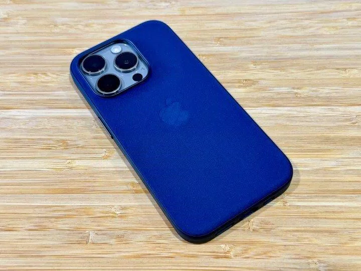 Ốp lưng FineWoven Pacific Blue với iPhone 15 Pro (Ảnh: Internet) Ốp lưng FineWoven Pacific Blue với iPhone 15 Pro (Ảnh: Internet)