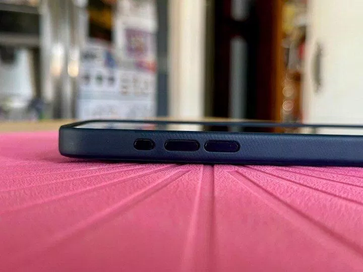 Các nút trên ốp lưng FineWoven dành cho iPhone 15 Pro. (Ảnh: Internet) Các nút trên ốp lưng FineWoven dành cho iPhone 15 Pro. (Ảnh: Internet)