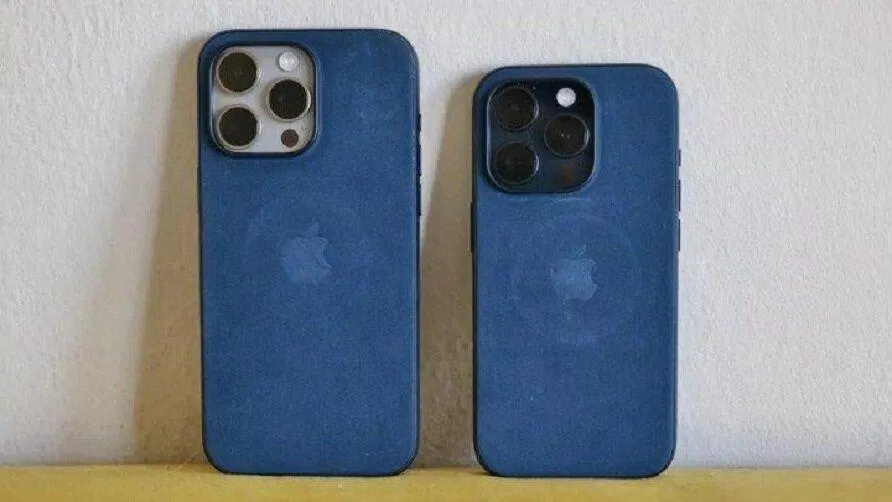 Ốp lưng FineWoven với iPhone 15 Pro Max (trái) và iPhone 15 Pro sau một tuần sử dụng (Ảnh: Internet) Ốp lưng FineWoven với iPhone 15 Pro Max (trái) và iPhone 15 Pro sau một tuần sử dụng (Ảnh: Internet)