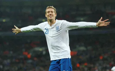 Peter Crouch khoác áo tuyển Anh (Ảnh: Internet) Peter Crouch khoác áo tuyển Anh (Ảnh: Internet)