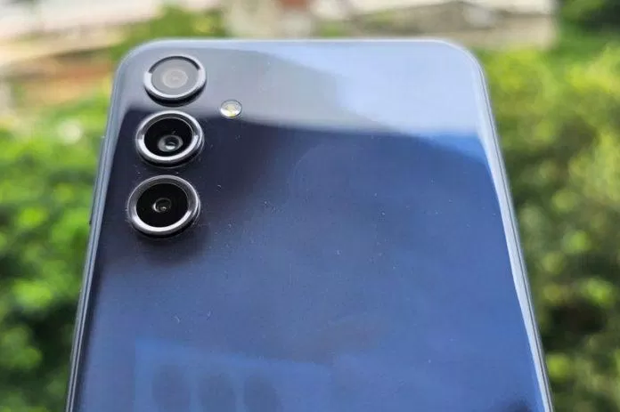 Galaxy M34 5G có camera được bố trí theo chiều dọc (Ảnh: Internet) Galaxy M34 5G có camera được bố trí theo chiều dọc (Ảnh: Internet)
