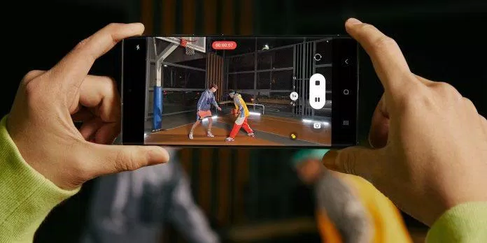 Quay video bằng điện thoại Galaxy S23 Ultra (Ảnh: Internet)