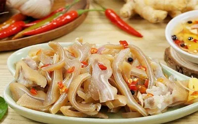 Tai heo ngâm nước mắm chua ngọt - Mồi nhấm lý tưởng của đấng mày râu. (Nguồn: Internet)