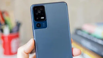 TCL 40 SE cho cảm giác cầm nắm thoải mái không bị cấn tay (Ảnh: Internet)