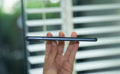 Cạnh trái bao gồm khe cắm sim và thẻ nhớ (Ảnh: Internet)
