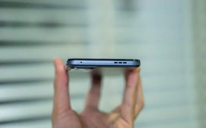 Cạnh trên chứa micro thứ hai và loa ngoài thứ hai (Ảnh: Internet)