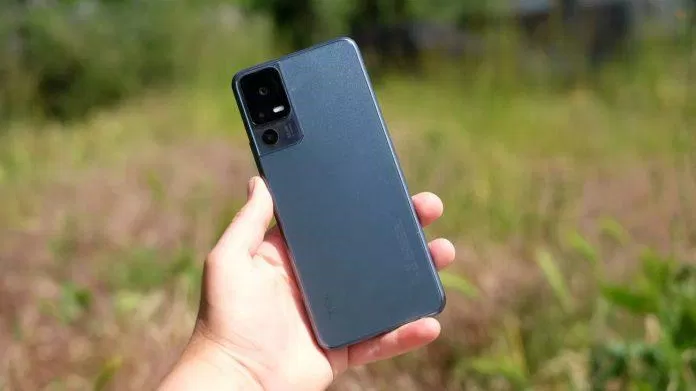 TCL 40 SE có thiết kế mặt lưng nhám, chống bám dính mồ hôi và dấu vân tay (Ảnh: Internet)