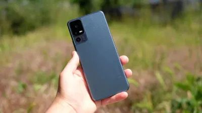 TCL 40 SE có thiết kế mặt lưng nhám, chống bám dính mồ hôi và dấu vân tay (Ảnh: Internet)