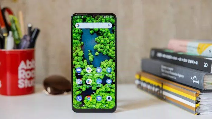 TCL 40 SE có thiết kế mặt trước lỗi thời, chưa thực sự sang trọng như mặt lưng (Ảnh: Internet)
