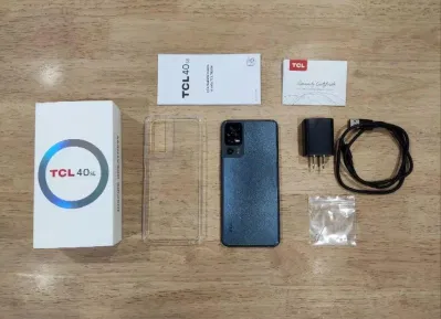 Phụ kiện đầy đủ bên trong hộp TCL 40 SE (Ảnh: Internet)