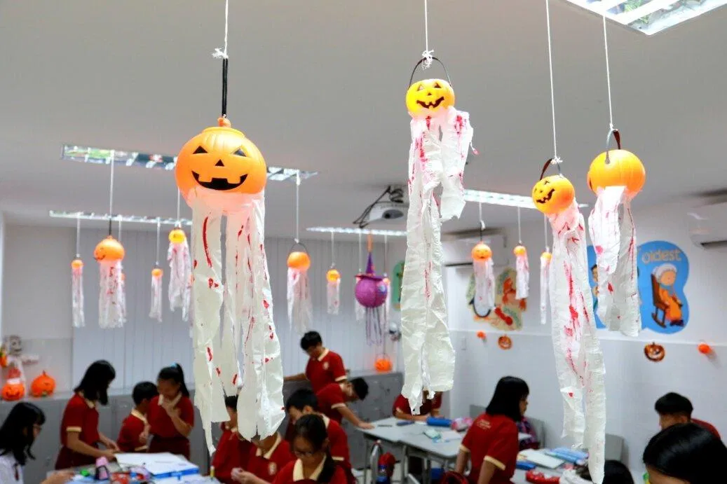 Những cách trang trí Halloween lớp học đẹp độc đáo, ấn tượng nhất 2023 (Ảnh: Internet) Những cách trang trí Halloween lớp học đẹp độc đáo, ấn tượng nhất 2023 (Ảnh: Internet)