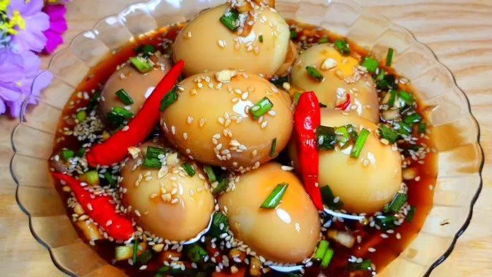 Trứng ngâm tương ngom tuyệt khi ăn kèm với cơm nóng