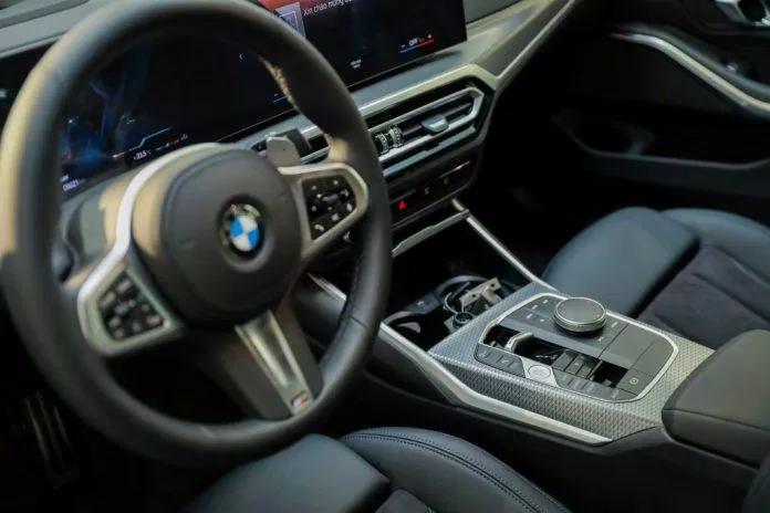 Đánh giá dòng xe BMW 330i M Sport LCI 2023 (ảnh: Internet)