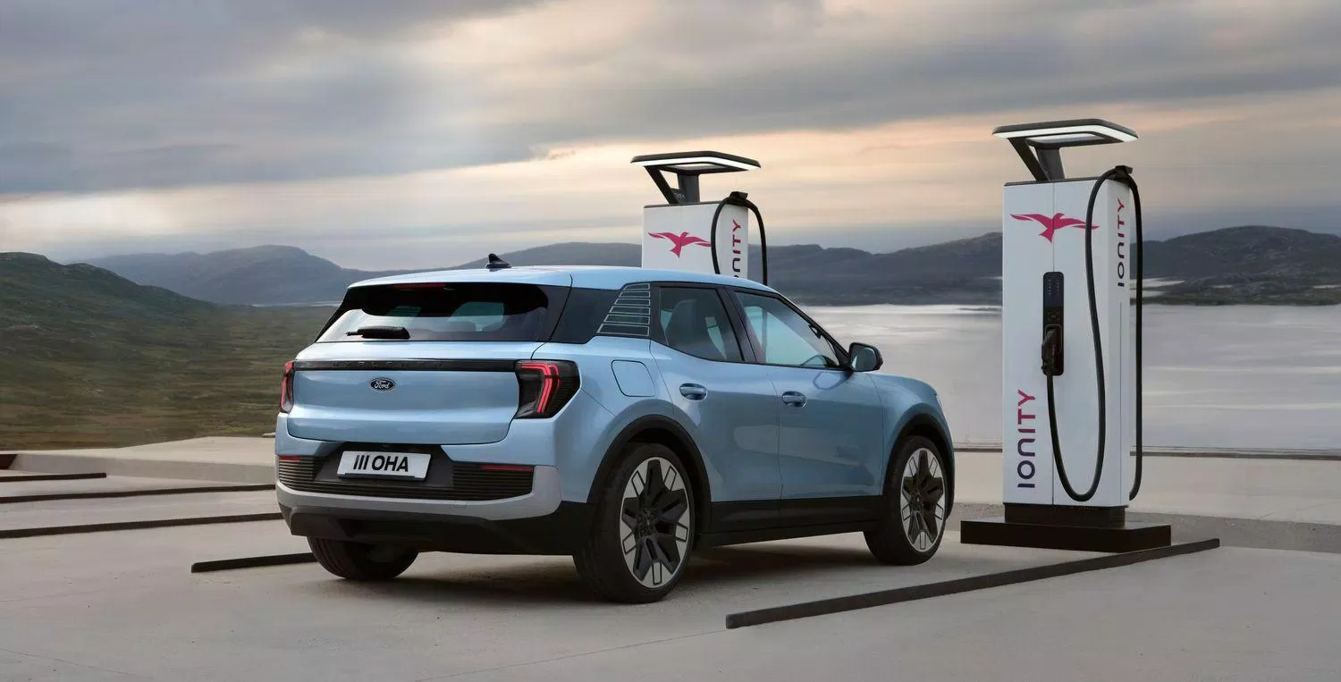 Xe điện Explorer dừng ở trạm sạc (Ảnh: Internet) Xe điện Explorer dừng ở trạm sạc (Ảnh: Internet)