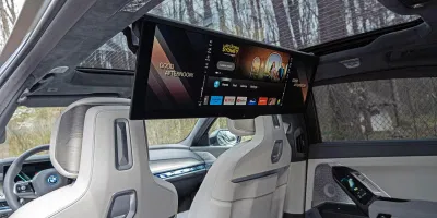 Xe BMW i7 với màn hình rạp chiếu phim được hạ xuống (Ảnh: Internet) Xe BMW i7 với màn hình rạp chiếu phim được hạ xuống (Ảnh: Internet)