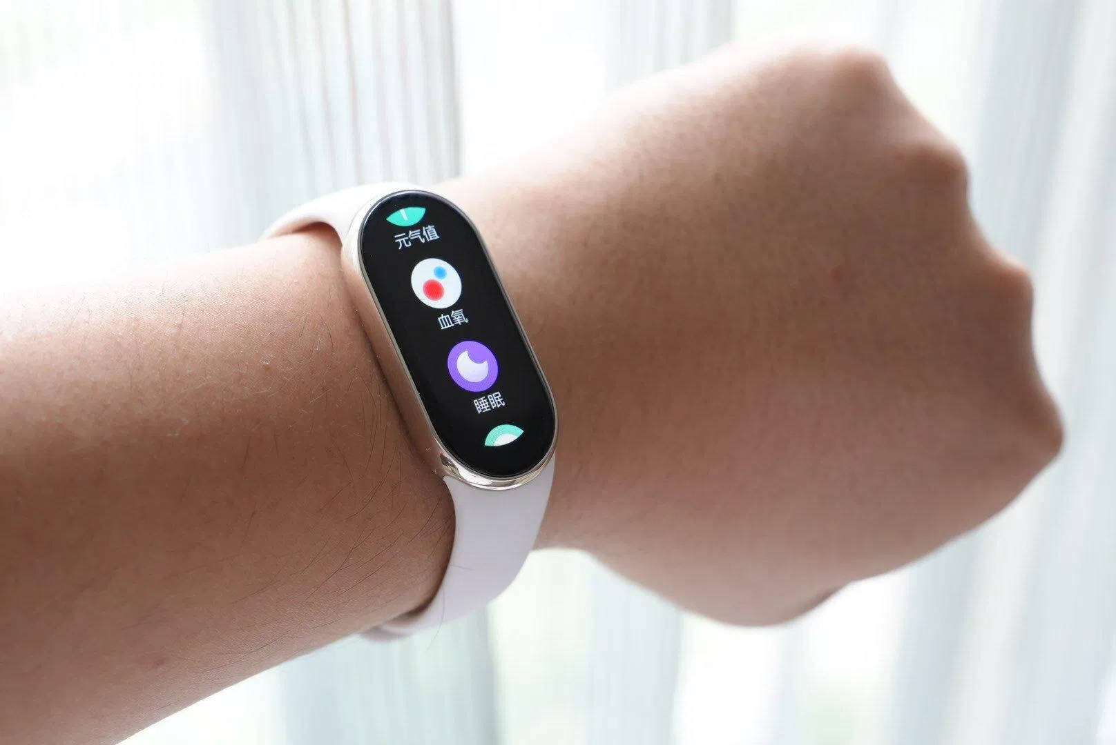 Xiaomi Smart Band 8 cho cảm giác thoải mái và nhẹ nhàng khi đeo trên tay (Ảnh: Internet) Xiaomi Smart Band 8 cho cảm giác thoải mái và nhẹ nhàng khi đeo trên tay (Ảnh: Internet)