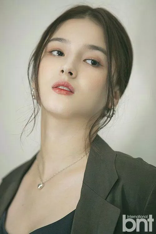Cô nàng Hàn lai Mỹ này thu hút sự chú ý của người hâm mộ vì vẻ ngoài xinh đẹp với đôi mắt to tròn và sóng mũi cao thẳng và làn da trắng không tì vết.
