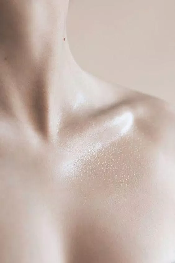 Dưỡng ẩm vùng da ngực là điều cần thiết (Nguồn: internet)