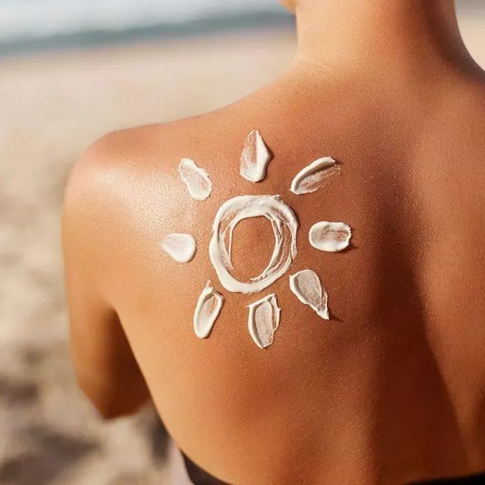 Bôi kem chống nắng cho vùng da ngực (Nguồn: internet)