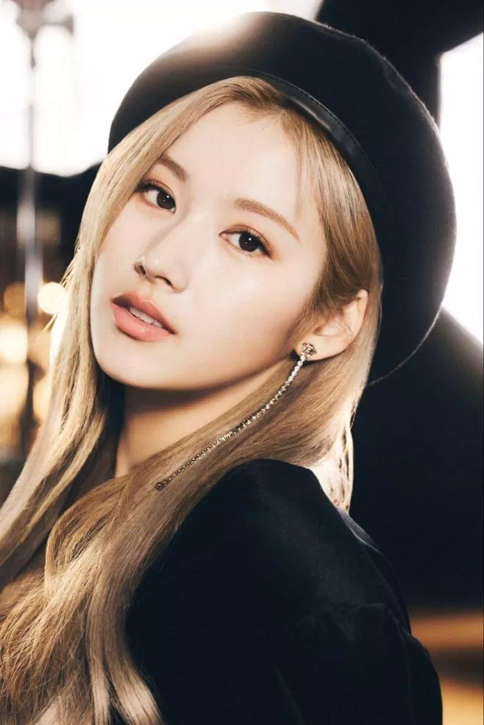 Họ và tên đầy đủ của nữ thần tượng này là Minatozaki Sana. Được biệt Minatozaki là một dòng họ chỉ dành cho những người hoàng đế và quý tộc